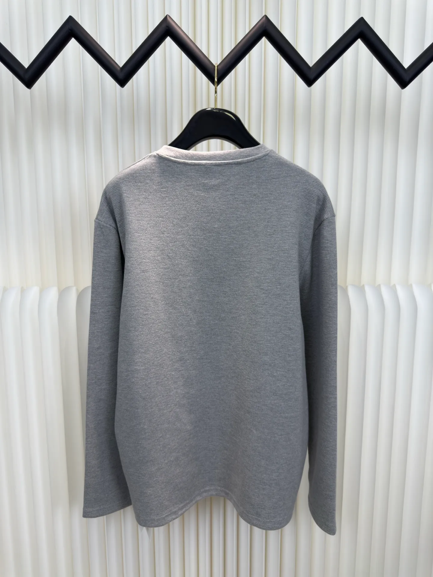 P400 Chrome Hear leather henley collar waffle sweatshirt. The fabric is made of 350g cotton waffle double-layer material before washing (to distinguish low-weight, cut corners and non-pure cotton market products). The silver buckles and scrolls are made of antique bronze and real silver (the material has reached 300+ quality in the market). The leather label is still made of genuine imported lambskin. The most important thing is the hand-sewn leather (the cost is high when it comes to manual work). A lot of effort has been put into the fabric, hardware and craftsmanship. The top quality in the market. The industry benchmark is only owned by a few people. Size S M L